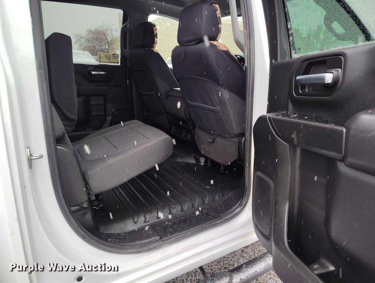 image for item DT0792 2022 GMC Sierra 3500HD Crew Cab flatbed pickup truck