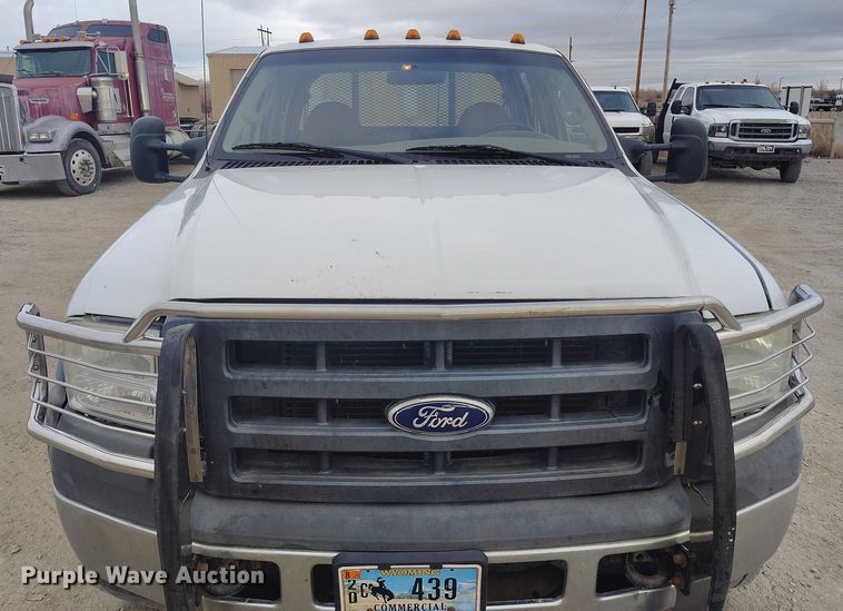 image for item DT0800 2006 Ford F450 Super Duty Crew Cab flatbed truck