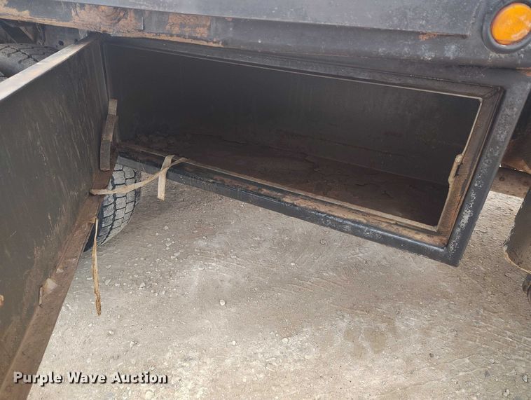 image for item DT0800 2006 Ford F450 Super Duty Crew Cab flatbed truck