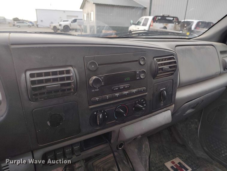 image for item DT0800 2006 Ford F450 Super Duty Crew Cab flatbed truck