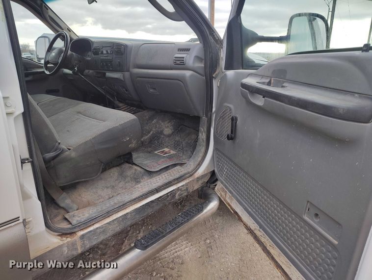 image for item DT0800 2006 Ford F450 Super Duty Crew Cab flatbed truck