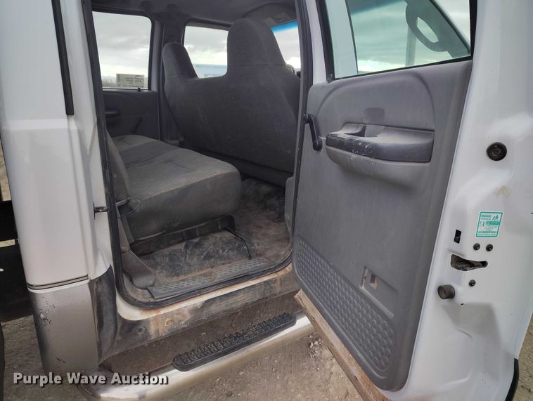 image for item DT0800 2006 Ford F450 Super Duty Crew Cab flatbed truck