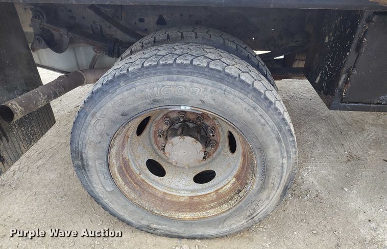 image for item DT0800 2006 Ford F450 Super Duty Crew Cab flatbed truck