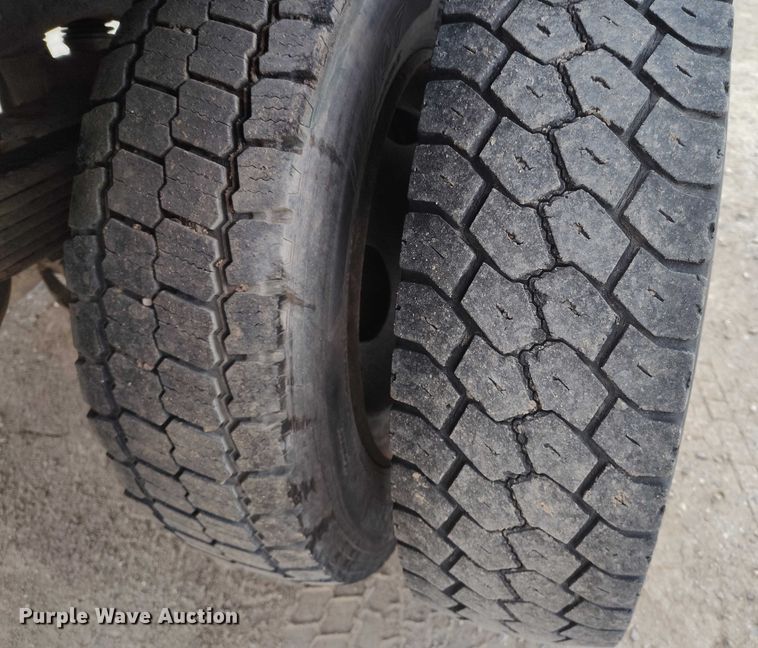 image for item DT0800 2006 Ford F450 Super Duty Crew Cab flatbed truck