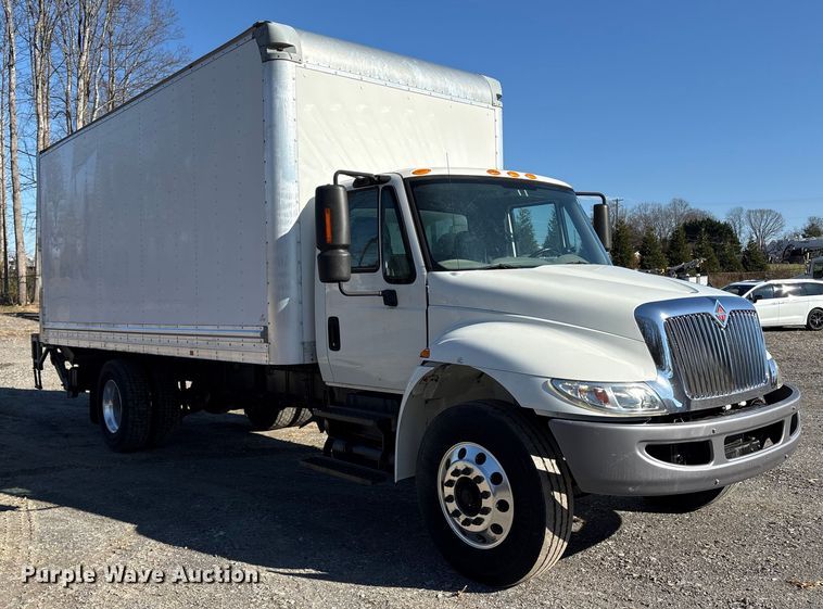 image for item DT2764 2018 International 4300 box truck