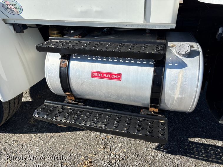 image for item DT2764 2018 International 4300 box truck