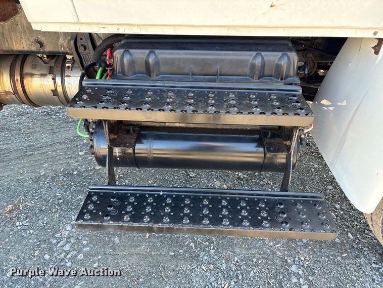 image for item DT2764 2018 International 4300 box truck