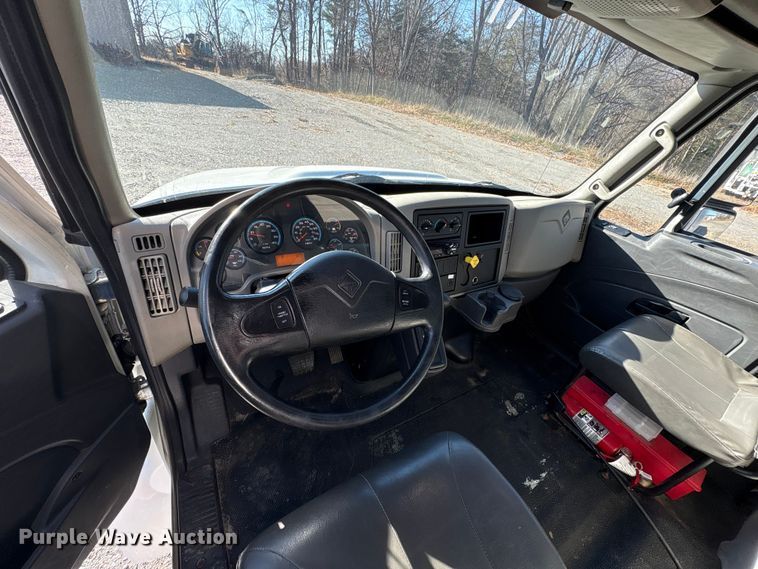 image for item DT2764 2018 International 4300 box truck