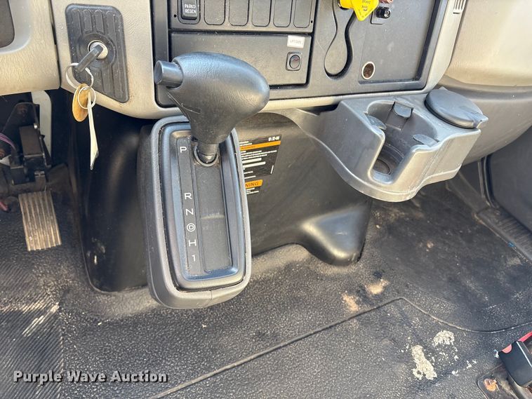 image for item DT2764 2018 International 4300 box truck