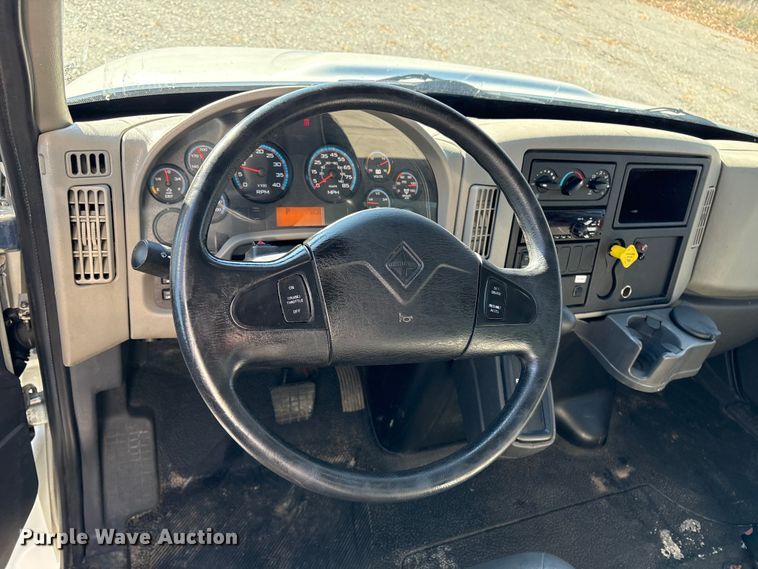 image for item DT2764 2018 International 4300 box truck