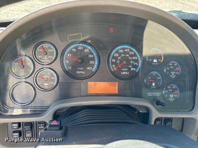 image for item DT2764 2018 International 4300 box truck