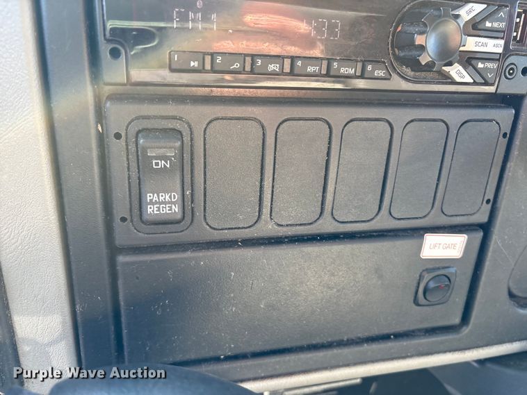 image for item DT2764 2018 International 4300 box truck