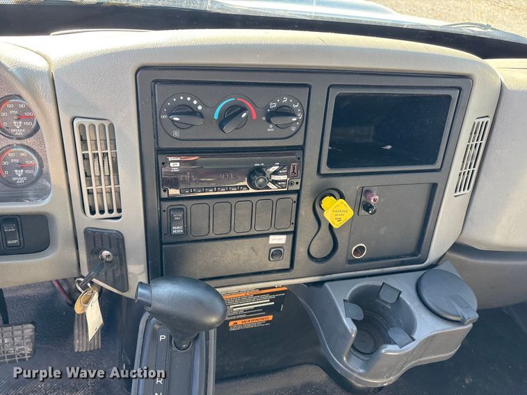 image for item DT2764 2018 International 4300 box truck