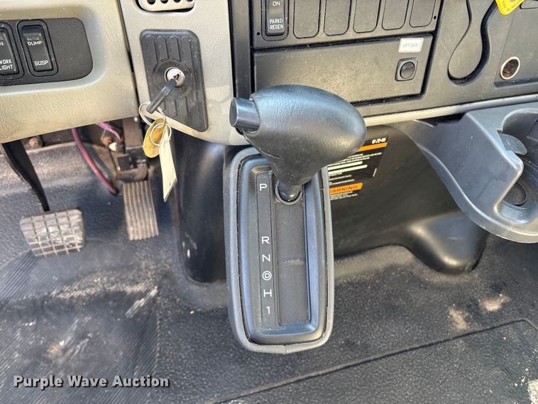 image for item DT2764 2018 International 4300 box truck