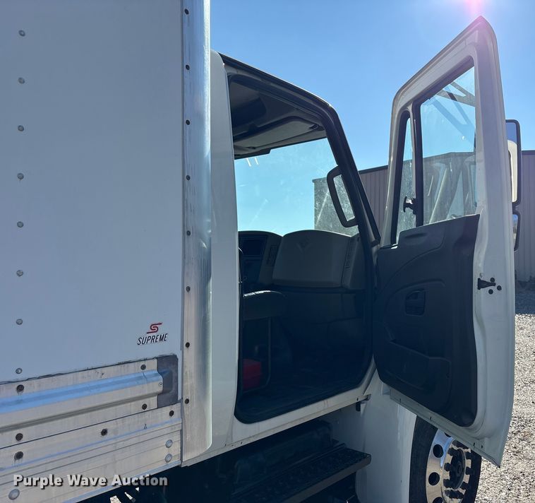 image for item DT2764 2018 International 4300 box truck