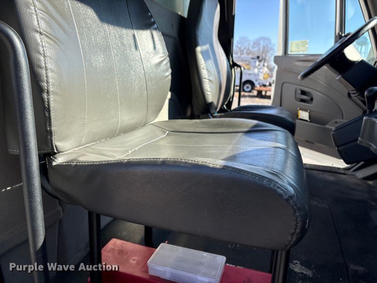 image for item DT2764 2018 International 4300 box truck