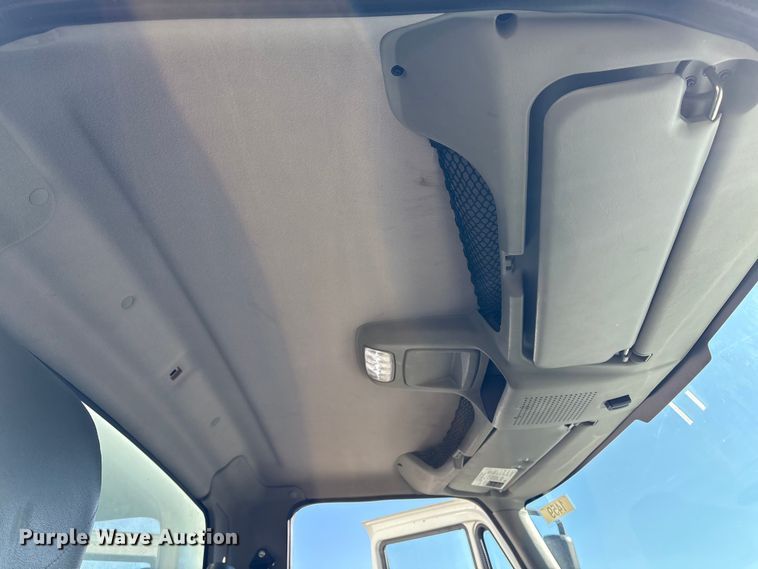 image for item DT2764 2018 International 4300 box truck