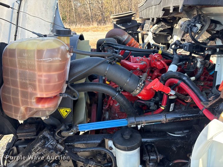 image for item DT2764 2018 International 4300 box truck