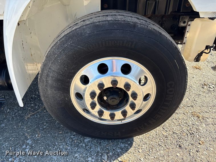 image for item DT2764 2018 International 4300 box truck