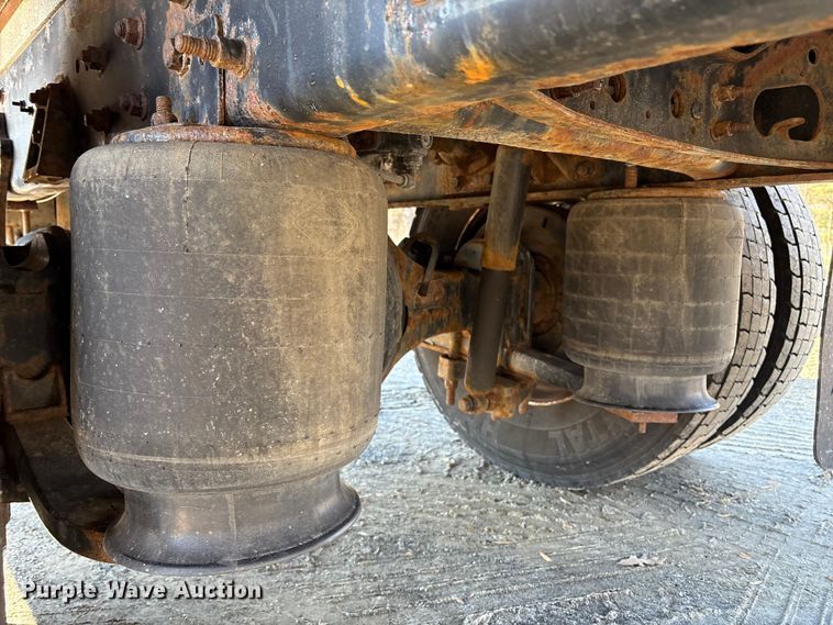 image for item DT2764 2018 International 4300 box truck