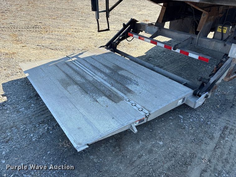 image for item DT2764 2018 International 4300 box truck