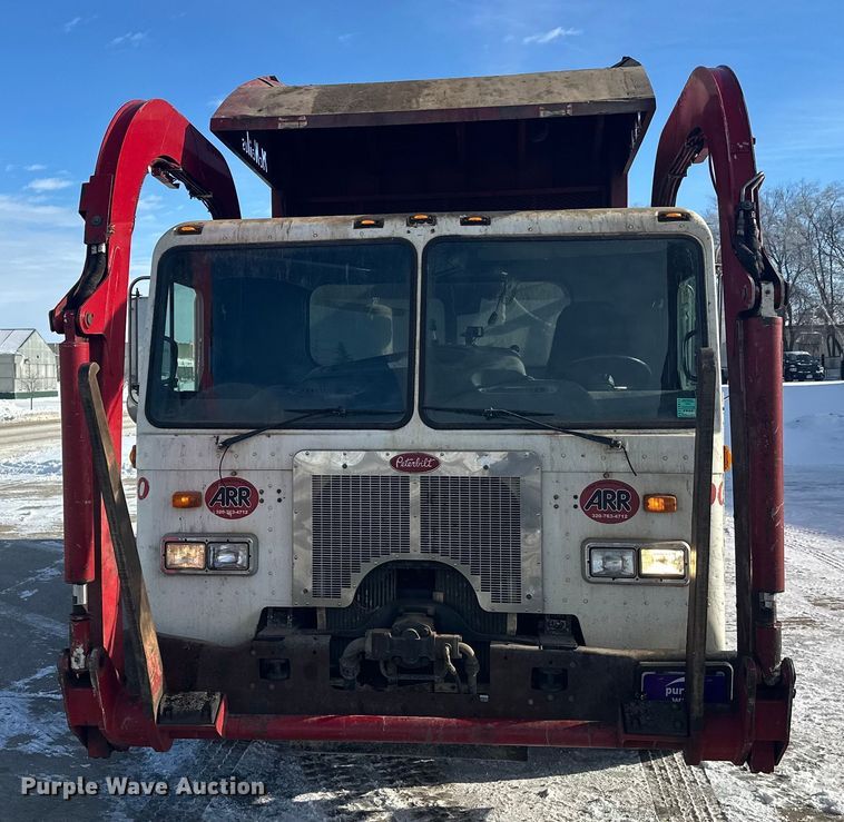 image for item DT6458 2005 Peterbilt 320 refuse truck