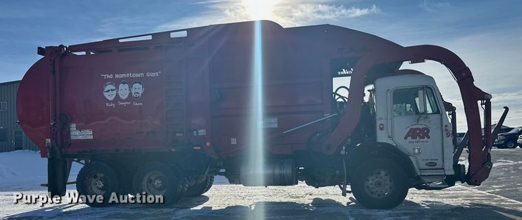 image for item DT6458 2005 Peterbilt 320 refuse truck