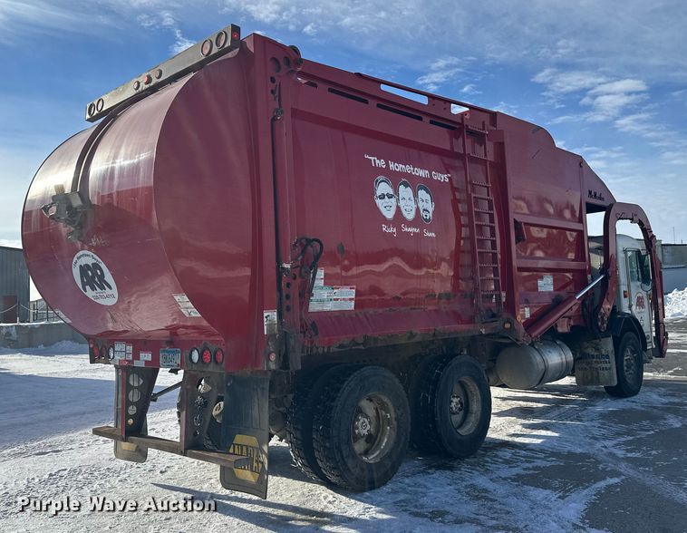 image for item DT6458 2005 Peterbilt 320 refuse truck