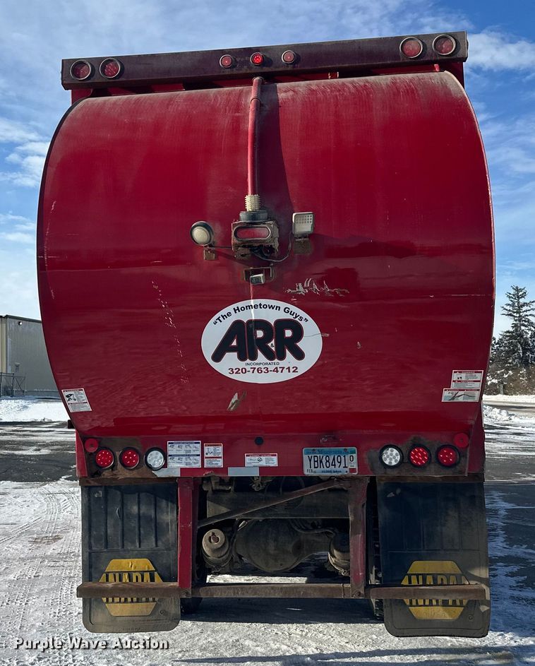 image for item DT6458 2005 Peterbilt 320 refuse truck