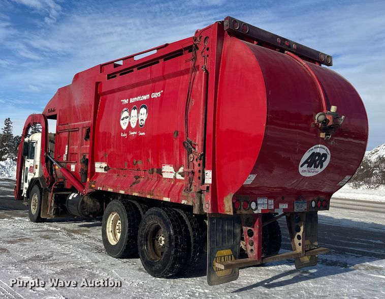 image for item DT6458 2005 Peterbilt 320 refuse truck