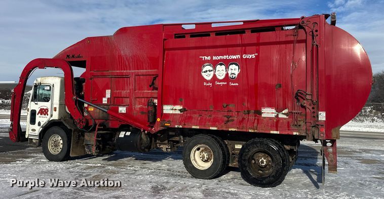 image for item DT6458 2005 Peterbilt 320 refuse truck
