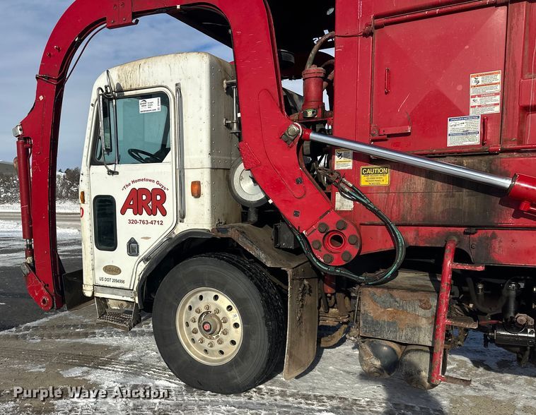 image for item DT6458 2005 Peterbilt 320 refuse truck