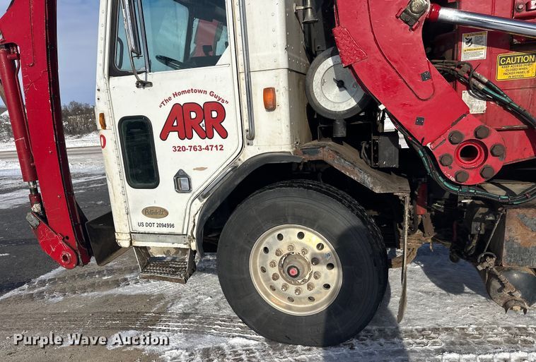 image for item DT6458 2005 Peterbilt 320 refuse truck