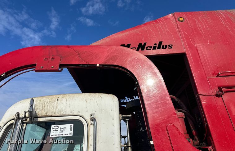 image for item DT6458 2005 Peterbilt 320 refuse truck