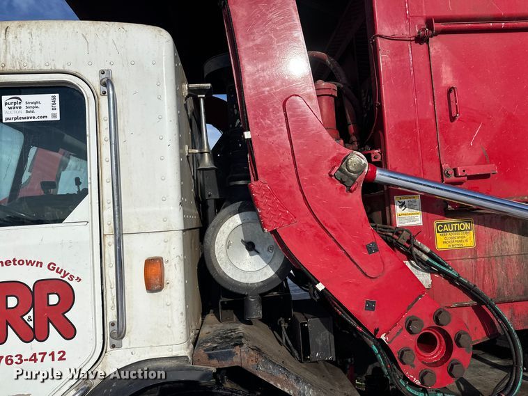 image for item DT6458 2005 Peterbilt 320 refuse truck