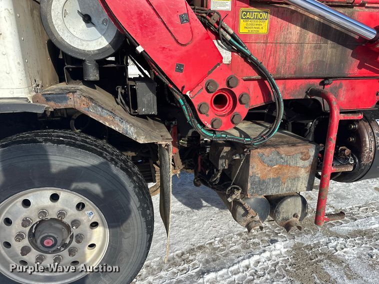 image for item DT6458 2005 Peterbilt 320 refuse truck