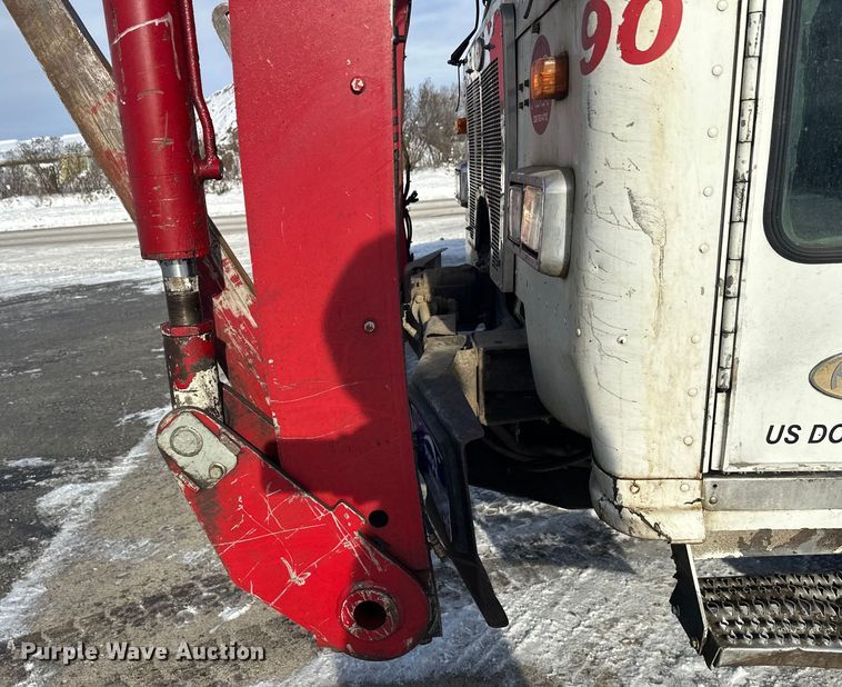 image for item DT6458 2005 Peterbilt 320 refuse truck