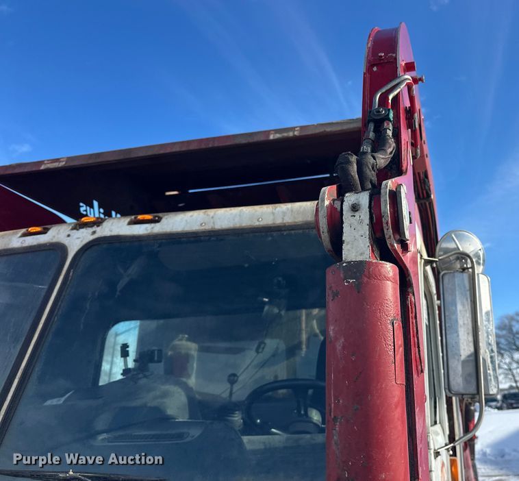 image for item DT6458 2005 Peterbilt 320 refuse truck