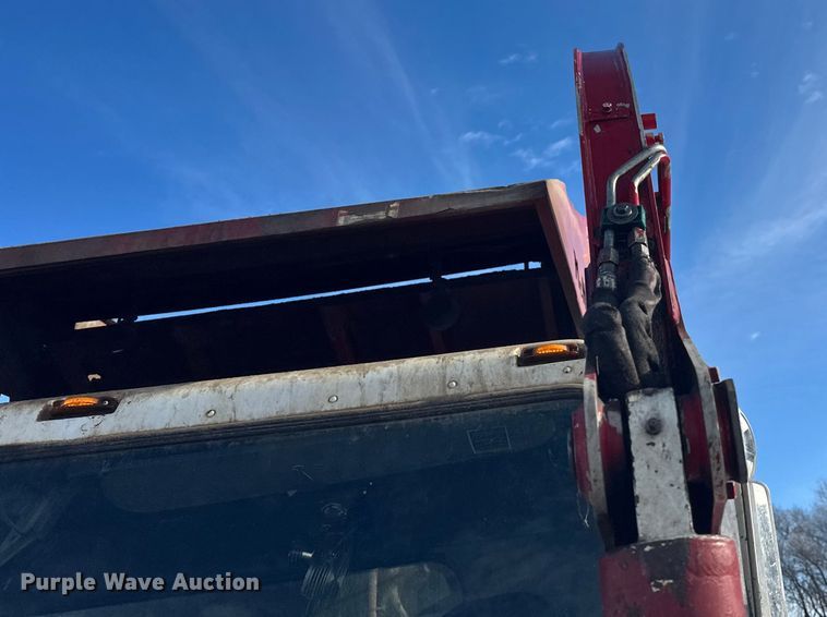 image for item DT6458 2005 Peterbilt 320 refuse truck