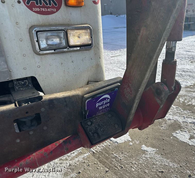 image for item DT6458 2005 Peterbilt 320 refuse truck