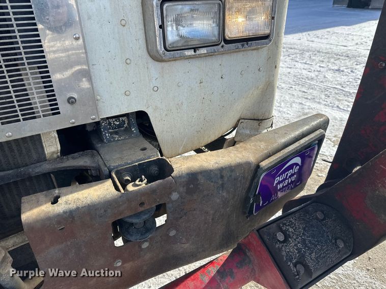 image for item DT6458 2005 Peterbilt 320 refuse truck