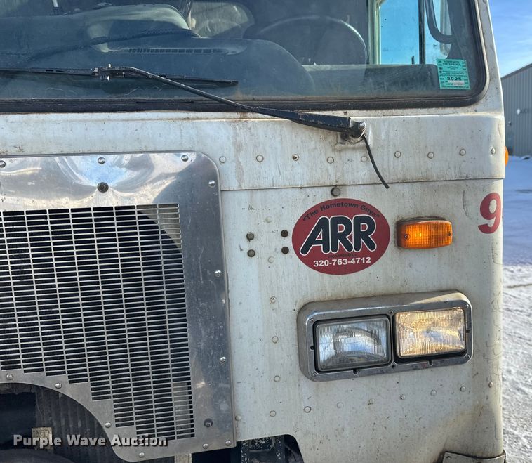 image for item DT6458 2005 Peterbilt 320 refuse truck