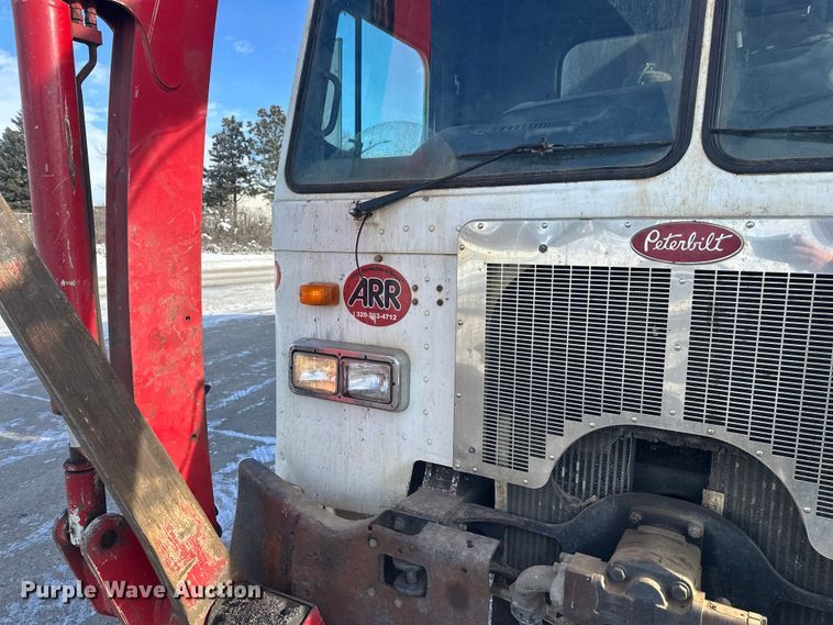 image for item DT6458 2005 Peterbilt 320 refuse truck