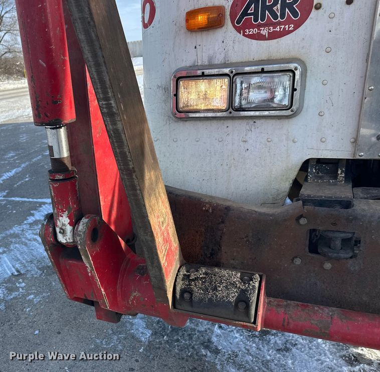 image for item DT6458 2005 Peterbilt 320 refuse truck