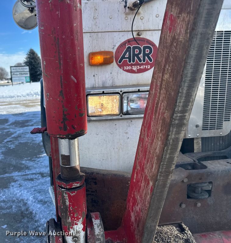 image for item DT6458 2005 Peterbilt 320 refuse truck