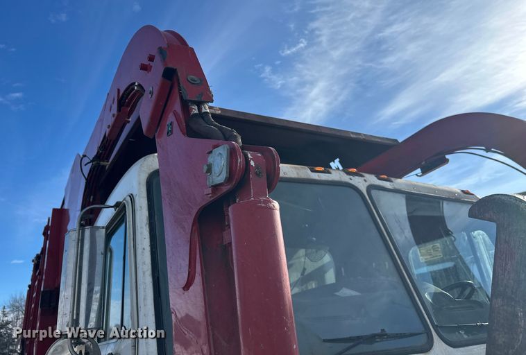 image for item DT6458 2005 Peterbilt 320 refuse truck