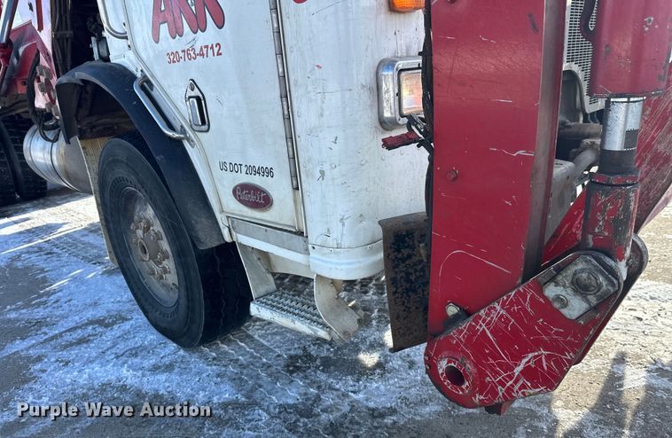 image for item DT6458 2005 Peterbilt 320 refuse truck