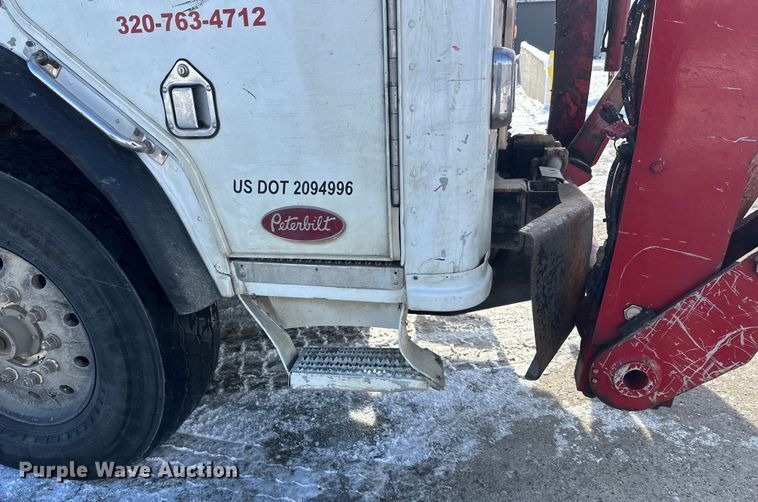 image for item DT6458 2005 Peterbilt 320 refuse truck