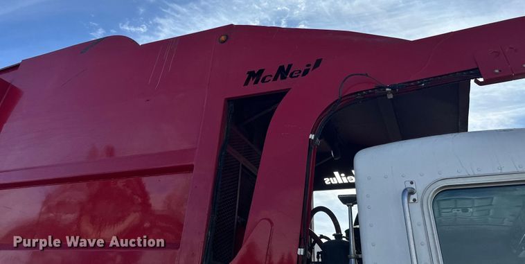 image for item DT6458 2005 Peterbilt 320 refuse truck