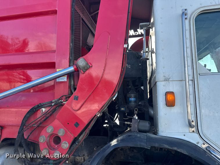 image for item DT6458 2005 Peterbilt 320 refuse truck